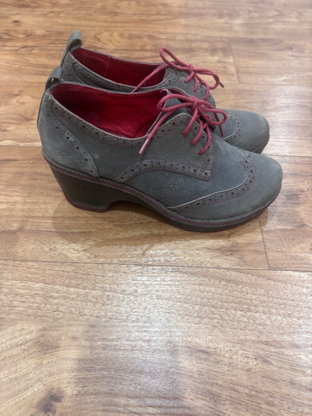 Jambu Seattle Charcoal Suede Oxford Heels Size 9.5 Red Lace Trim Comfort Shoes